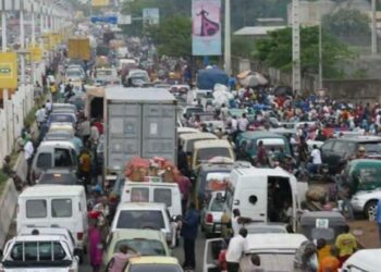 Des citoyens critiquent les travaux routiers inachevés à Conakry