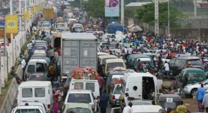 Des citoyens critiquent les travaux routiers inachevés à Conakry