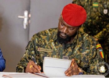 Face aux syndicalistes, le rétropédalage du colonel Doumbouya