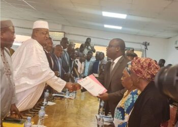 La CORED suspend ses activités du quatuor, des politiques réagissent