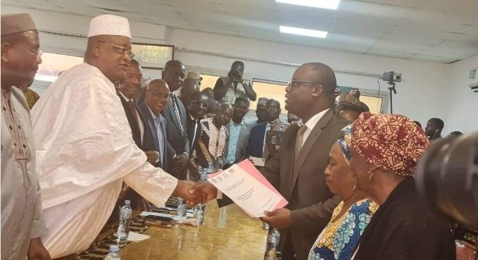 La CORED suspend ses activités du quatuor, des politiques réagissent