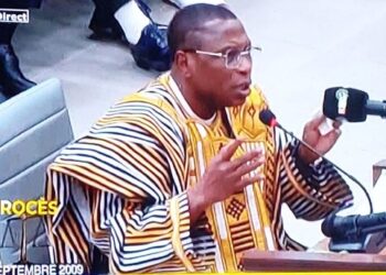 Dadis fait son show au tribunal !