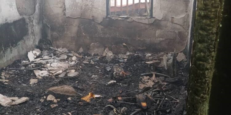 Un incendie consume le contenu de toute une maison à Maneah