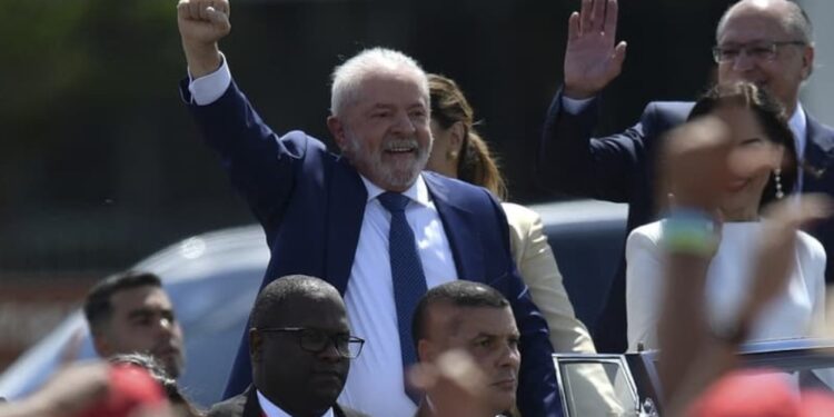 Lula officiellement investi président, 12 ans après avoir quitté le pouvoir