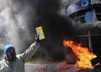 Liban : la crise économique conduit les épargnants libanais en colère à vandaliser des banques