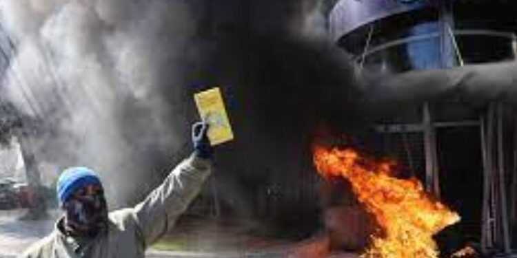 Liban : la crise économique conduit les épargnants libanais en colère à vandaliser des banques