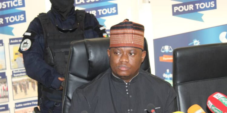 Le ministre de la justice maintient sa plainte contre le journaliste Mohamed Mara