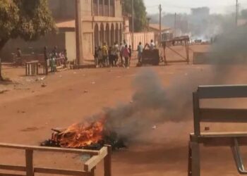 Siguiri : Des jeunes manifestent pour le bitumage des routes de leur quartier
