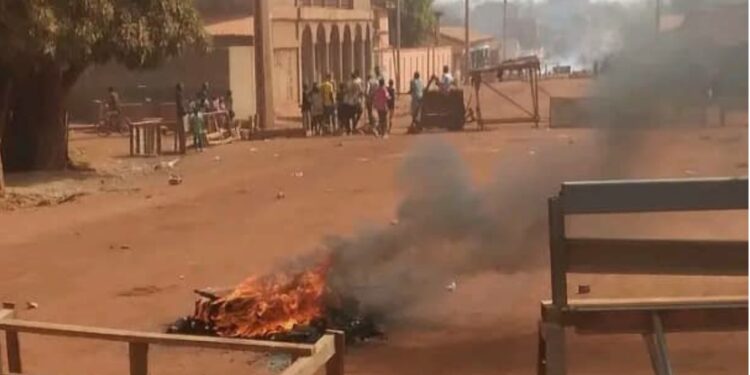 Siguiri : Des jeunes manifestent pour le bitumage des routes de leur quartier