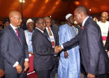 Main tendue, dos tourné comme dans un jeu de mains de nains et de malins !