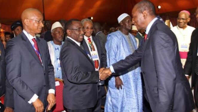 Main tendue, dos tourné comme dans un jeu de mains de nains et de malins !