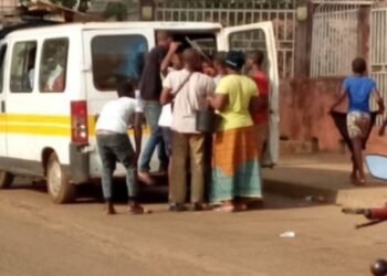 Une dame accouche dans un mini bus, le chauffeur aurait refusé de stationner