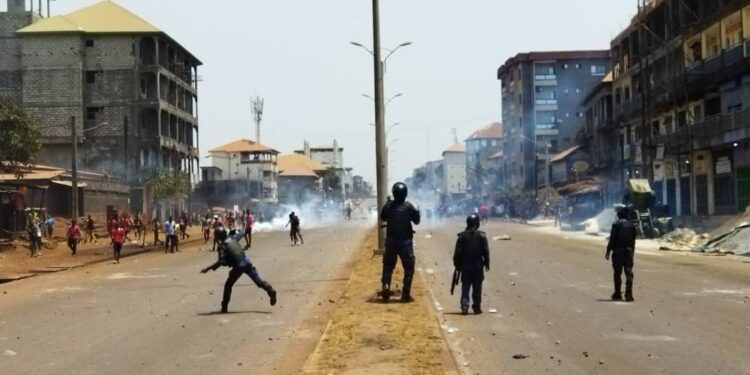 MANIF REPORTEE : Des groupes de jeunes s&rsquo;affrontent aux forces de l&rsquo;ordre en banlieue de Conakry ce mercredi 15 Mars