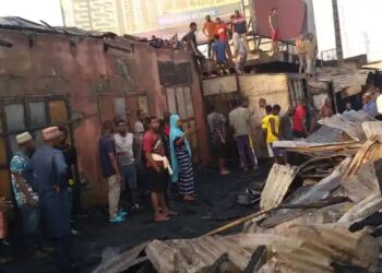 SOCIETE – La colère des jeunes et des commerçants, un bus du CNT caillassé après un incendie au marché Matoto