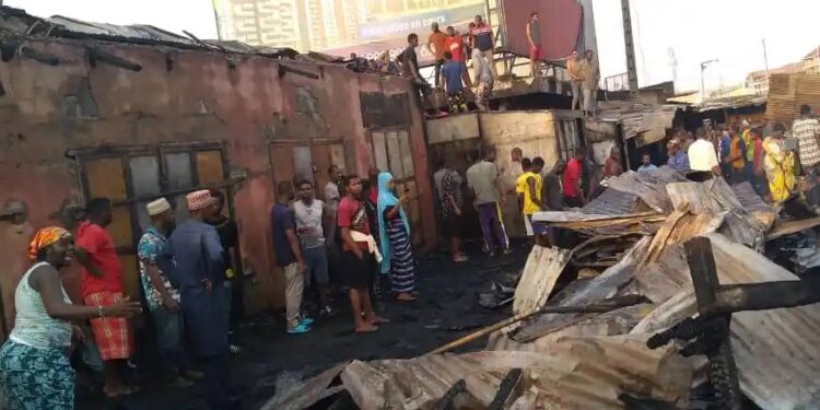 SOCIETE – La colère des jeunes et des commerçants, un bus du CNT caillassé après un incendie au marché Matoto