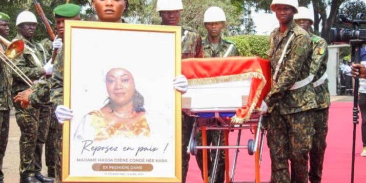 OBSEQUES :  l’ultime hommage de la junte militaire à Djènè Kaba Condé avant l’inhumation à Kankan