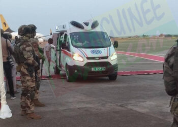 Conakry : le colonel Doumbouya réceptionne la dépouille de l’ex-Première dame Djènè Kaba [photos]