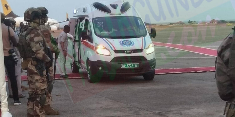 Conakry : le colonel Doumbouya réceptionne la dépouille de l’ex-Première dame Djènè Kaba [photos]