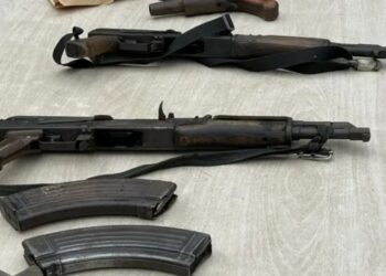 COYAH- 700 kg de chanvre indien, 2 véhicules volés, 2 PMAK, des munitions et deux présumés bandits présentés à la presse