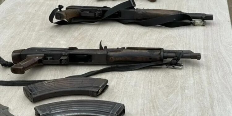 COYAH- 700 kg de chanvre indien, 2 véhicules volés, 2 PMAK, des munitions et deux présumés bandits présentés à la presse