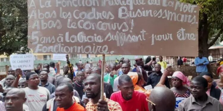 KANKAN- Des enseignants contractuels manifestent pour le paiement de 9 mois de salaires