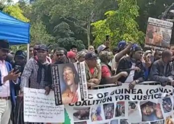 NEW YORK- Des manifestants dénoncent les crimes de la transition en Guinée