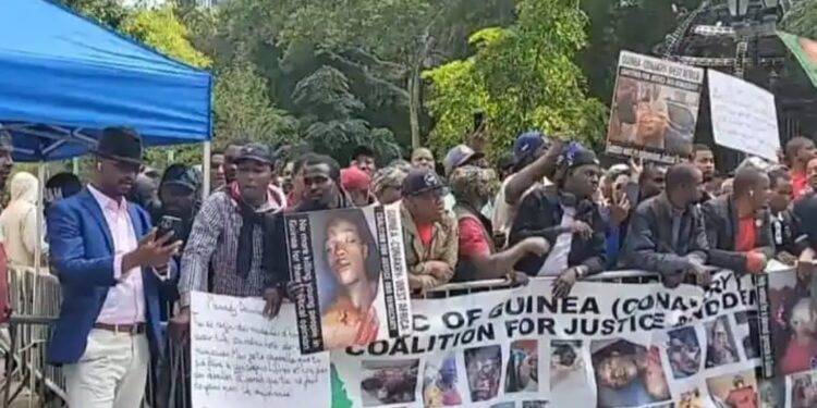 NEW YORK- Des manifestants dénoncent les crimes de la transition en Guinée