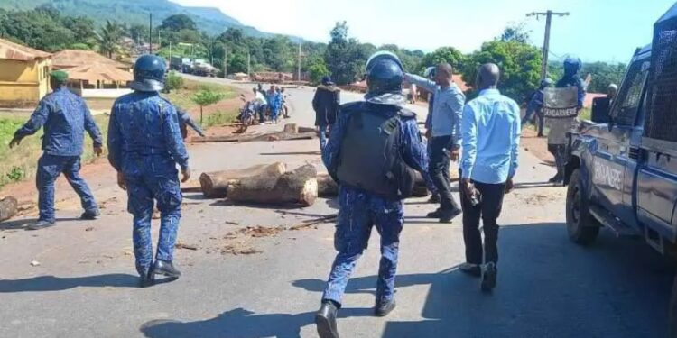 MINES- Kindia/Souguéta : révolte des jeunes contre une société minière, maire se réfugie au camp, biens emportés