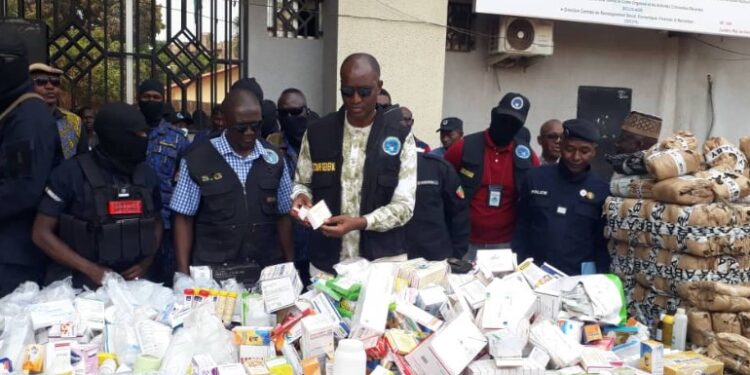 SOCIETE- Conakry : descente musclée des forces de l’ordre au marché Madina pour embarquer des produits pharmaceutiques