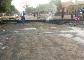 ACTUALITES- Émeutes à Boffa : La colère gronde contre les délestages, la ville paralysée !