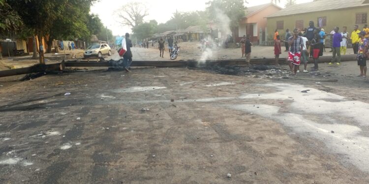 ACTUALITES- Émeutes à Boffa : La colère gronde contre les délestages, la ville paralysée !