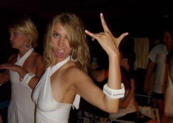 ETRANGER- « Il faut renvoyer les enfants des oligarques russes chez papa, maman »