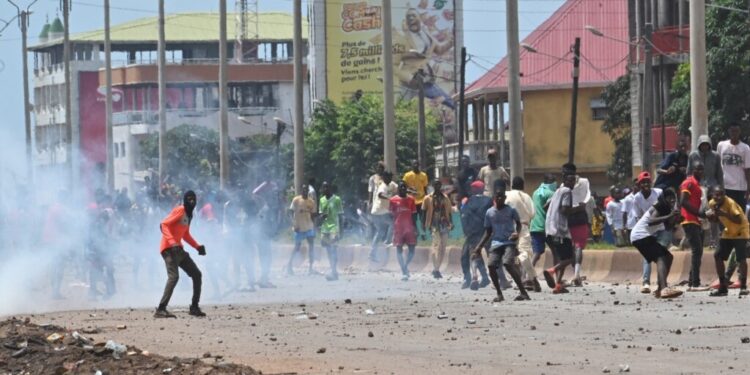 ACTUALITES- La douleur des familles endeuillées : Un hommage poignant de la délégation syndicale aux victimes de la répression