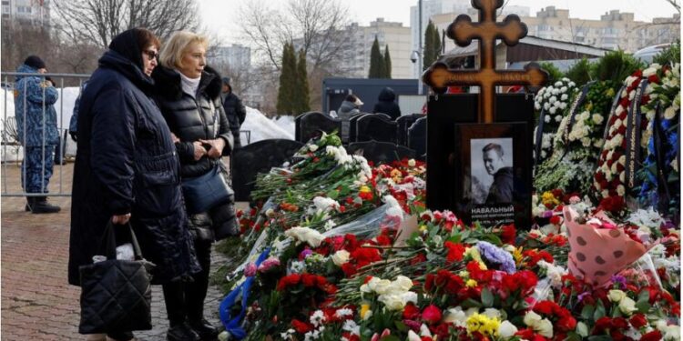 ETRANGER-Russie: les hommages à l’opposant Navalny ne cessent d’affluer au lendemain de ses funérailles