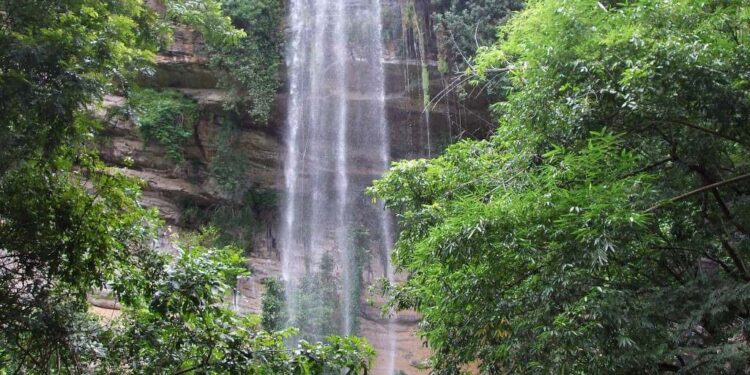 ACTUALITES- État de désolation au site touristique du Voile de la Mariée à Ségueya : Les Ministres constatent un retard alarmant