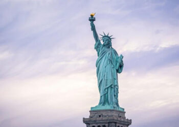 ETRANGER- Éclair de choc : La Statue de la Liberté frappée par la foudre, New York sous le choc!