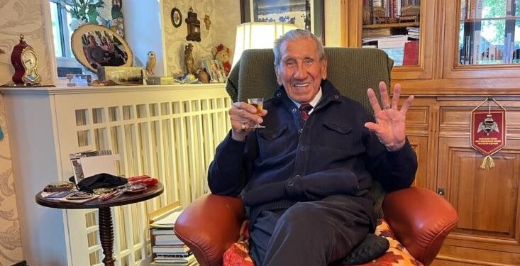 ETRANGER- Survivant du D-Day: Le témoignage poignant de Charles Norman Shay, dernier vétéran en Normandie