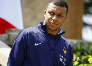 SPORT/FOOT- C&rsquo;est officiel, Kylyan Mbappé a signé au Réal Madrid pour 5 ans. Le club espagnol a annoncé lundi dans la soirée que le capitaine de l&rsquo;équipe de France s&rsquo;est officiellement engagé jusqu&rsquo;en 2029