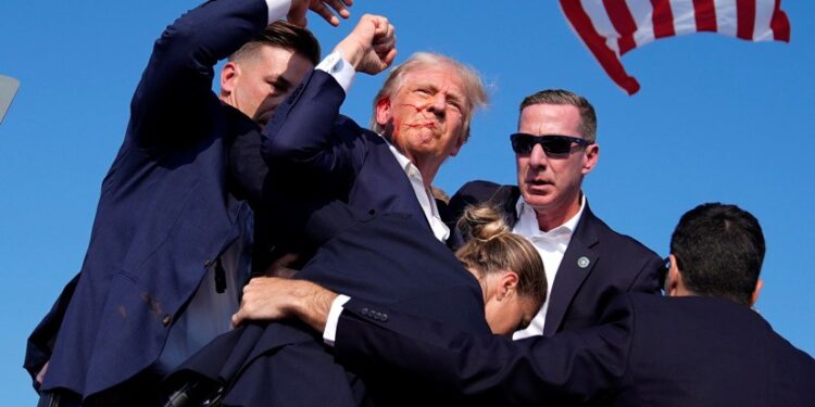 ETRANGER- Choc et indignation mondiale : Tentative d&rsquo;assassinat sur Donald Trump en plein meeting (Vidéo)