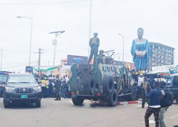 ACTUALITES- Retour du Gal Doumbouya : une arrivée sous haute surveillance, reflet d’un pouvoir en quête de contrôle
