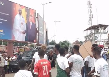 ACTUALITES- Retour triomphal du Général Doumbouya : Une marée humaine en liesse à l&rsquo;aéroport