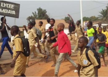 ACTUALITES- Quand la politique envahit les écoles : un retour préoccupant aux méthodes du passé