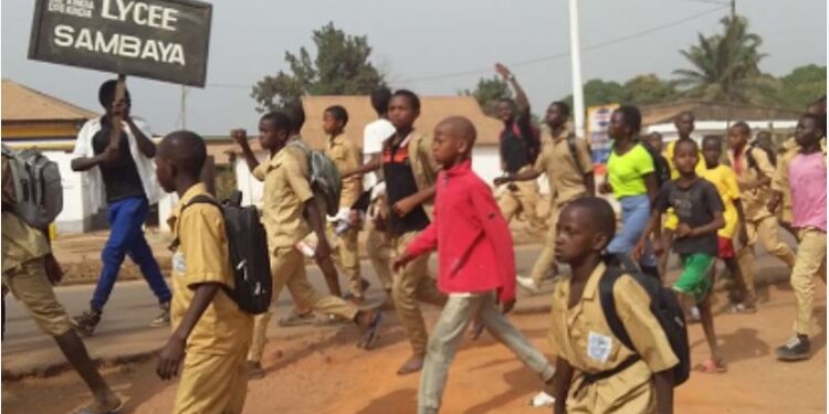 ACTUALITES- Quand la politique envahit les écoles : un retour préoccupant aux méthodes du passé