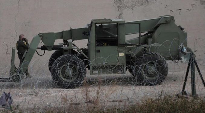 ETRANGER- Trump ferme sa frontière avec le Mexique avec des blindés