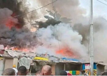 ACTUALIES- Manquepas en flammes : un incendie ravage un marché d’objets d’occasion