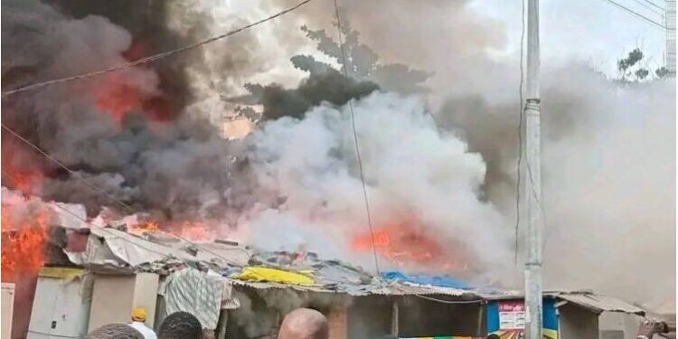 ACTUALIES- Manquepas en flammes : un incendie ravage un marché d’objets d’occasion