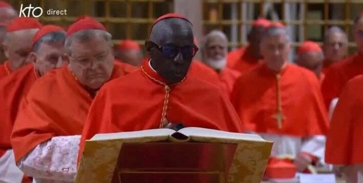 RELIGION -Et si l’Afrique donnait au monde son premier pape ? Le Cardinal Robert Sarah à l’aube d’un tournant historique pour l’Église catholique