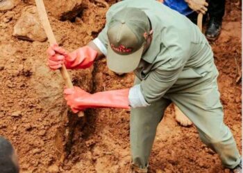ACTUALITES- Glissement de terrain à Manéah : Dansa Kourouma pelle en main auprès des sinistrés