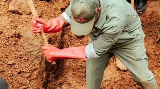 ACTUALITES- Glissement de terrain à Manéah : Dansa Kourouma pelle en main auprès des sinistrés