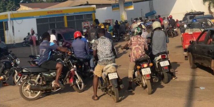 ACTUALITES- Conakry à sec : l’essence manque, la patience aussi